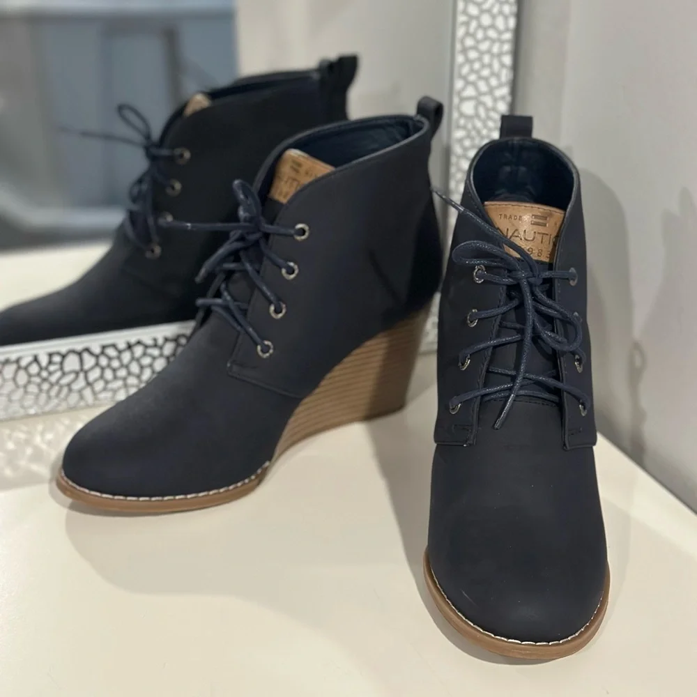 Nautica Women's Navy Wedge Boots Sz 8